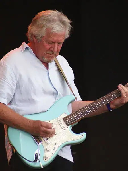 Tim Renwick playing guitar live